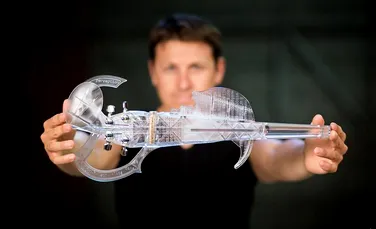 Cea mai uşoară vioară electrică „imprimată”, realizată de un inginer francez VIDEO