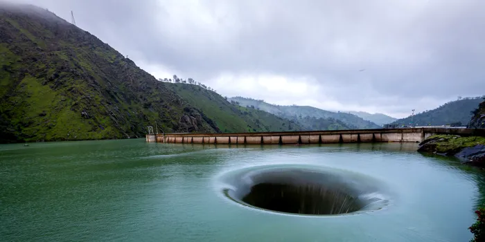Ciudata „gaură din apă” care nu este deloc o iluzie optică, ci există cu adevărat