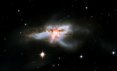 Astronomii au identificat o galaxie în centrul căreia trei găuri negre se ciocnesc