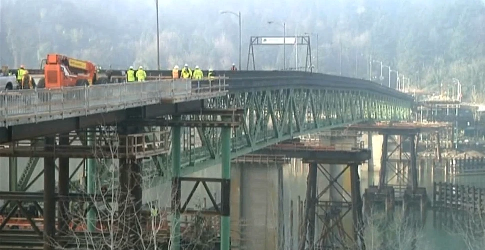 Demonstraţie de inginerie extremă: cum muţi un pod de 3.400 de tone? (VIDEO)