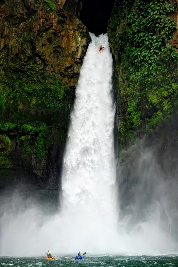 Atletul Rafa Ortiz coboară în premieră pe cascada Big Banana din Mexic, lungă de 40 de metri