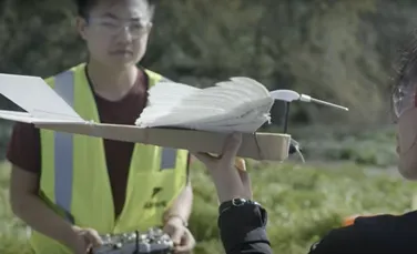 O dronă creată de cercetători de la Stanford ar putea duce la apariţia aeronavelor ”cu pene”