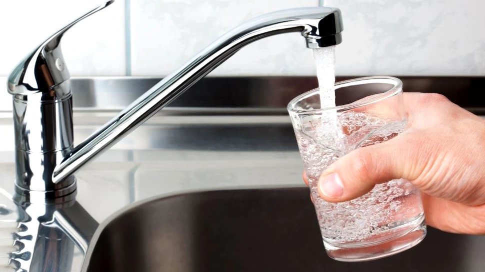 Afirmaţia unui nutriţionist român: Datele sugerează că un aport de apă între 30 şi 40 de ml pe zi e suficient
