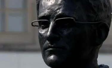 De ce au apărut statui ale lui Edward Snowden şi Julian Assange la Berlin – VIDEO