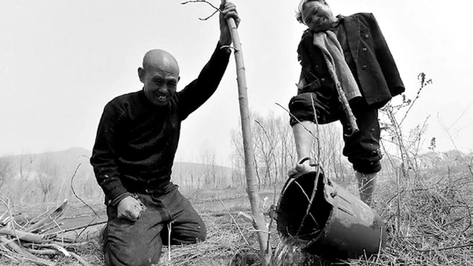 Povestea emoţionantă a orbului şi a bărbatului fără mâini care au plantat 10.000 de copaci pentru a-şi feri satul de inundaţii. Muncesc de 10 ani împreună