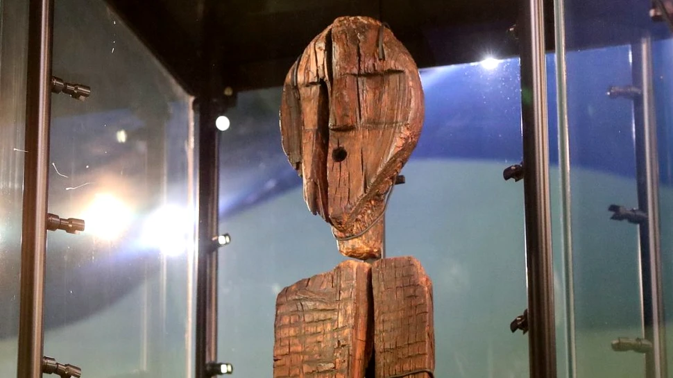 Idolul din Shigir, o sculptură stranie decorată cu fețe umane, este mult mai vechi decât au crezut cercetătorii