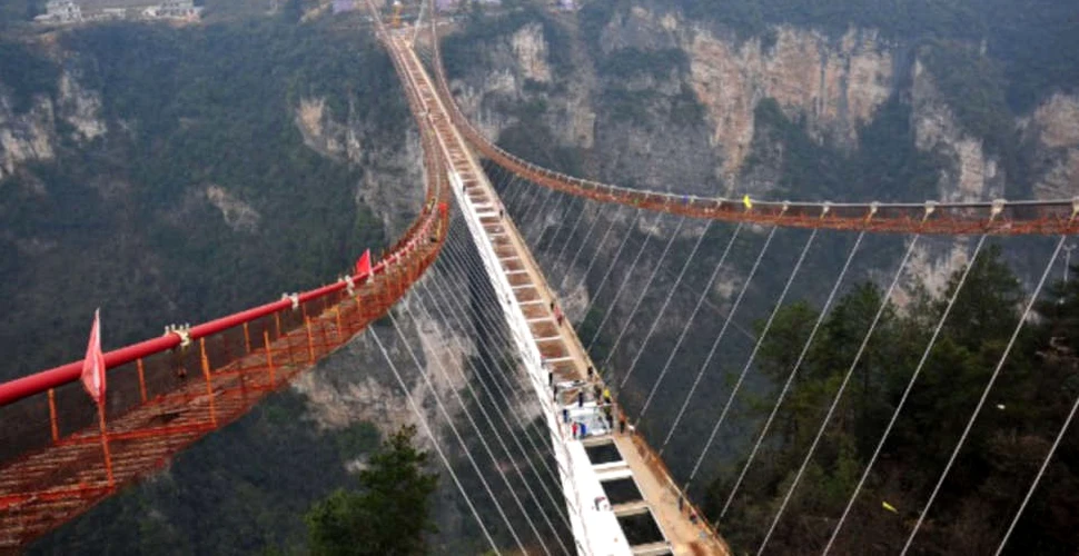 Cel mai lung pod de sticlă din lume, realizat de chinezi, este fascinant, dar şi terifiant – VIDEO