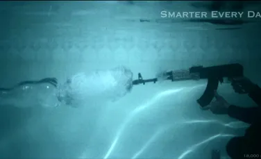 Imagini spectaculoase: ce se întâmplă când tragi cu un AK-47 sub apă? (VIDEO)