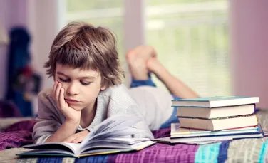 De ce lecturile şcolare îi îndepărtează pe copii de citit