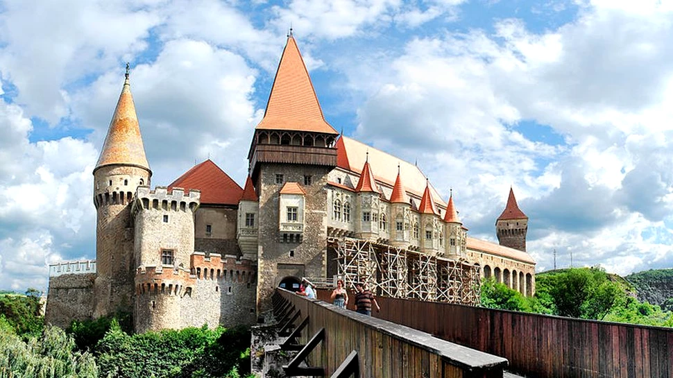 Castelul Corvinilor a fost prădat de hoţi