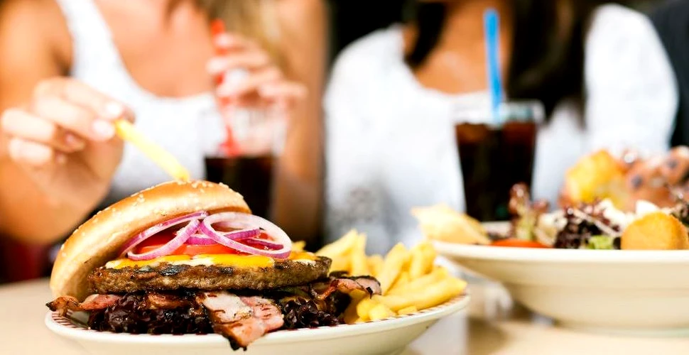 Femeile care consumă frecvent produse ”junk food” riscă să se îmbolnăvească de cancer, chiar dacă nu sunt supraponderale