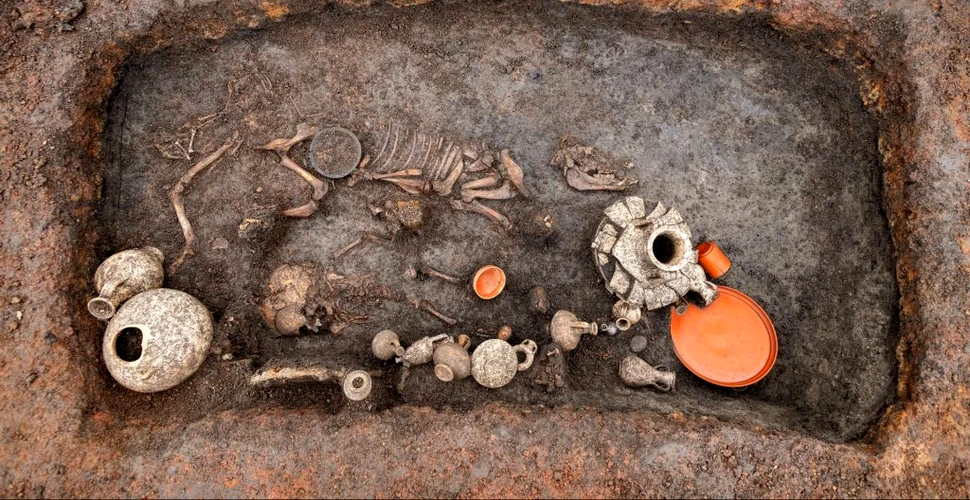 Mormântul unui copil din epoca romană, îngropat alături de cățelul său, descoperit de arheologi
