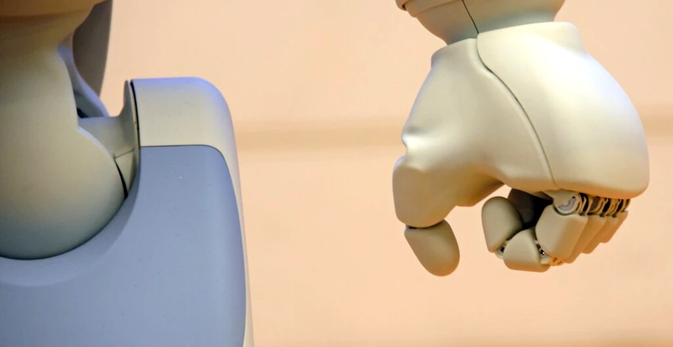 Un robot a confundat un om cu o ladă cu legume și l-a zdrobit