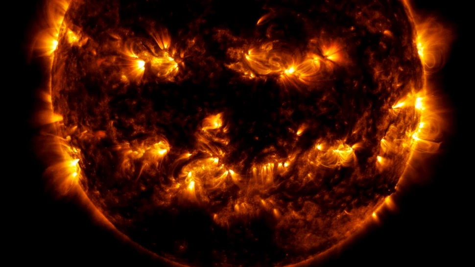 Pata solară care a produs aurore spectaculoase în luna mai, îndreptată din nou spre Pământ