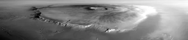 Mars Global Surveyor a surprins această vedere oblică a grandiosului Olympus Mons, cu o înălţime de 27 de kilometri