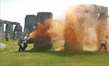 Doi activiști au aruncat cu vopsea peste pietrele de la Stonehenge, vechi de 5.000 de ani