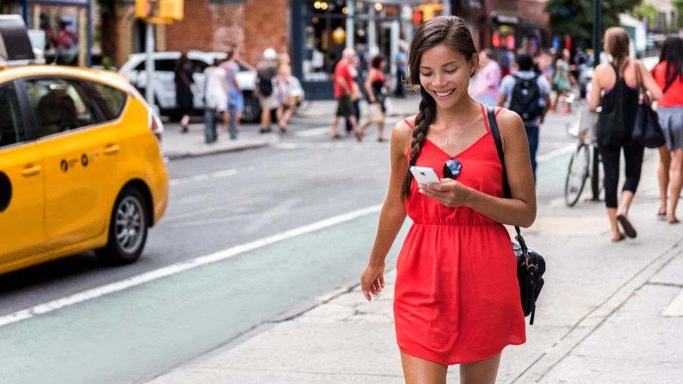 Cum reușește creierul nostru să se ocupe și de alte sarcini în timp ce mergem