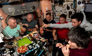 Petrecere cu pizza pentru americanii și rușii de la bordul Stației Spațiale Internaționale