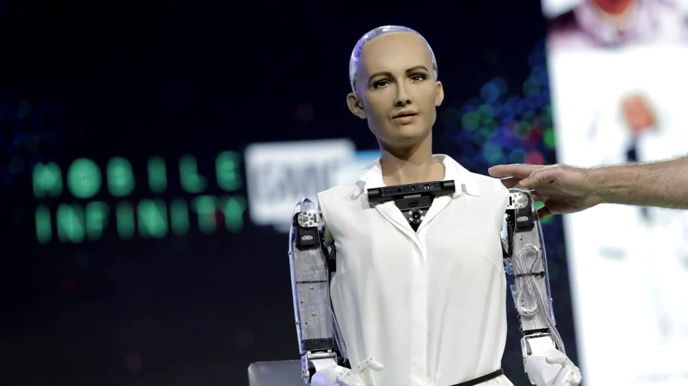 Robotul Sofia linişteşte temerile oamenilor cu privire la pericolele inteligenţei artificiale