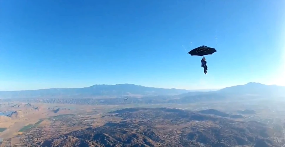 Ce se întâmplă când foloseşti o umbrelă pe post de paraşută? (VIDEO)