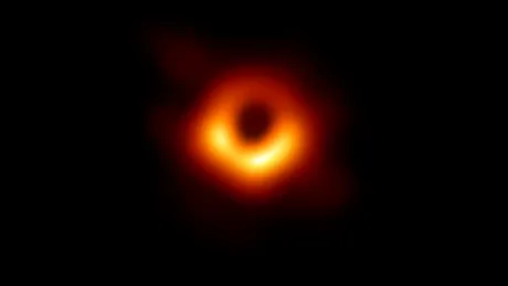 Prima gaură neagră fotografiată de omenire se învârte, au confirmat oamenii de știință
