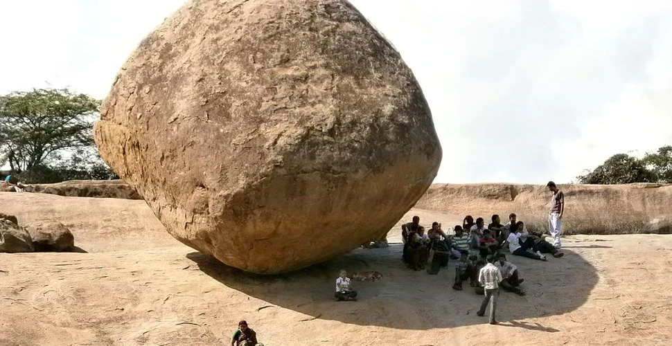 În India, o piatră gigantică misterioasă sfidează gravitaţia şi nimeni nu are nicio explicaţie – FOTO
