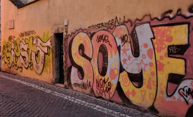 Un tânăr a devenit viral după ce a început să curețe voluntar graffiti-urile de pe clădirile istorice din Roma