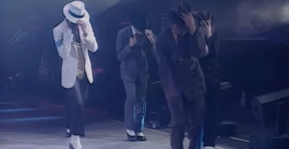 Suma uriaşă pentru care au fost scoase la vânzare şosetele folosite de Michael Jackson în primul ”moonwalk”