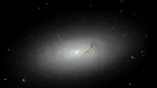 O galaxie aflată la 73 de milioane de ani-lumină distanță de Pământ, surprinsă cu Telescopul Hubble