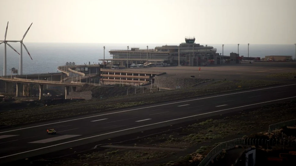 Acumularea de cenuşă vulcanică a închis un aeroport din Spania