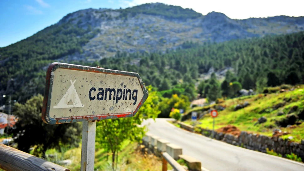 Un copil de 4 ani a dispărut dintr-un camping și a fost găsit după 22 de ore singur în sălbăticie
