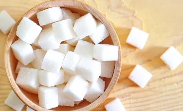 Studiul care contrazice zeci de ani de cercetări: zahărul este mai periculos decât sarea