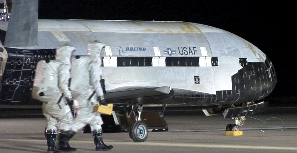 Un avion SECRET al Forţelor Aeriene SUA a revenit după 718 zile petrecute în orbita Pământului
