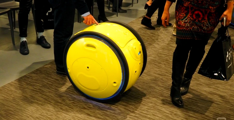 O companie a creat un robot care poate căra bagaje