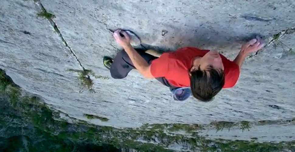 Un pas greşit şi ar fi murit. Imagini incredibile cu un alpinist care a urcat pe o stâncă verticală fără echipament de protecţie (VIDEO)