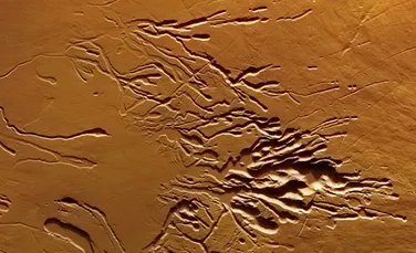 Unul dintre cei mai înalți vulcani de pe Marte ascunde prăpăstii și fisuri uimitoare