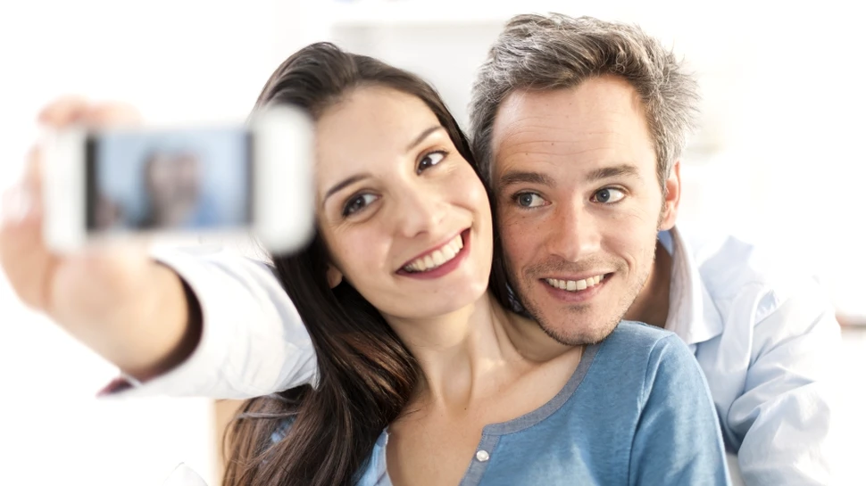 Ce riscaţi dacă publicaţi pe Facebook multe selfie-uri cu partenerul? Concluzia primului studiu