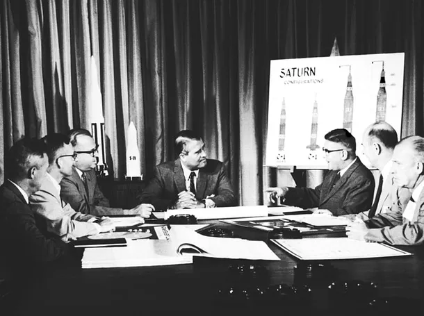Werner von Braun (centru) în anul 1961, alături de membri ai echipei sale de studii.