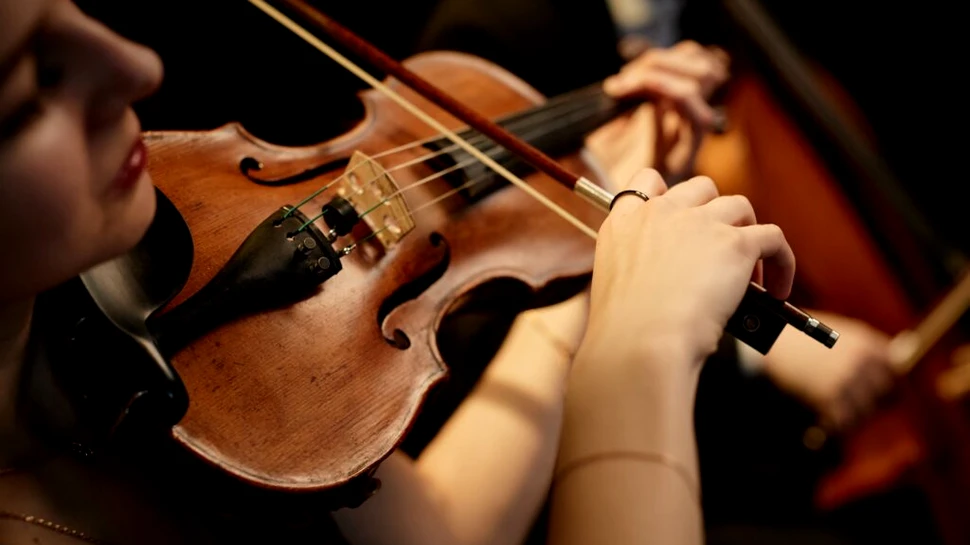 Un robot a dirijat în premieră mondială orchestra simfonică de la Dresda