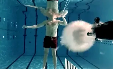 Un fizician s-a ÎMPUŞCAT sub apă pentru un experiment ştiinţific. FOTO+VIDEO