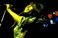 Bob Marley, legendă reggae, activist și supraviețuitor al unei tentative de asasinat. „Un lucru bun la muzică este că atunci când te lovește, nu simți nicio durere”