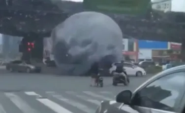 Un balon gigantic a provocat panică printre şoferii chinezi. Cum a ajuns obiectul în mijlocul şoselei