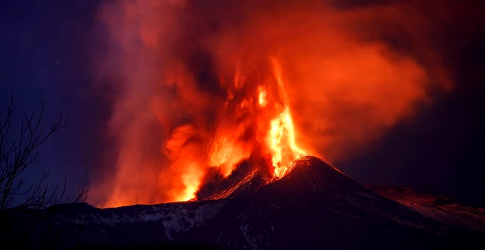 O furtună vulcanică și fulgere spectaculoase, provocate de o nouă erupție a vulcanului Etna