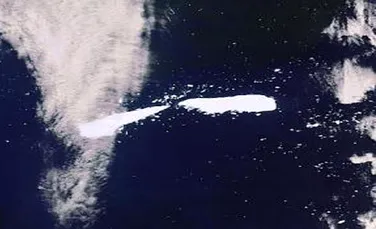 Un iceberg gigantic s-a spart in apele Oceanului Atlantic