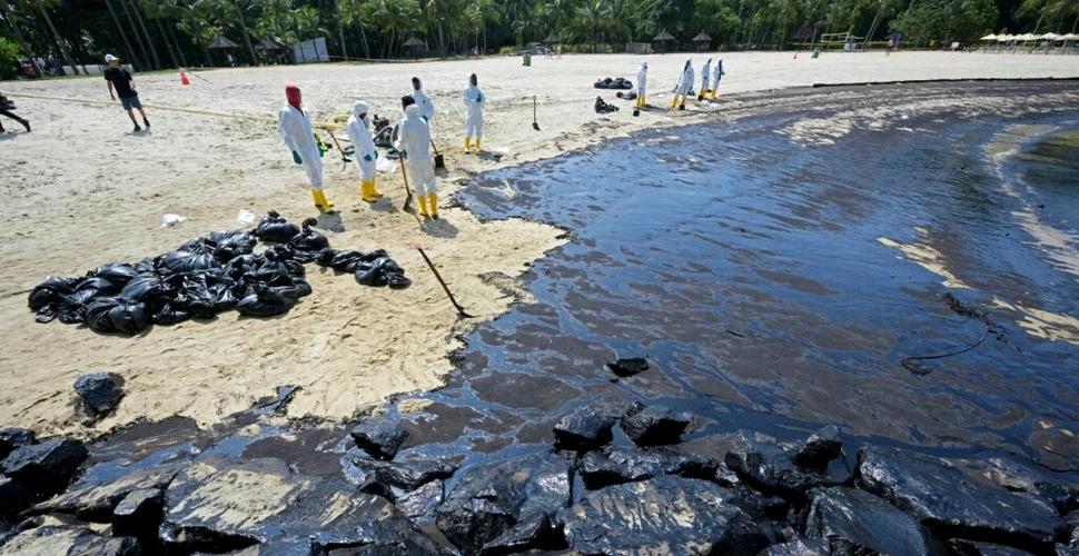Scurgere de petrol în sudul Singapore: Mai multe plaje au fost închise