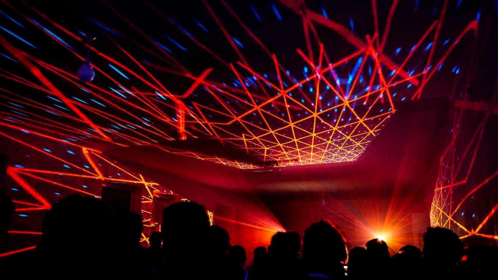 Sculptură cinetică formată din roboţi care produc live muzică electronică, la festivalul Clujotronic