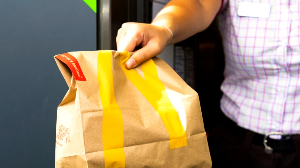 Sute de angajați McDonald’s acuză lanțul de fast-food de hărțuire