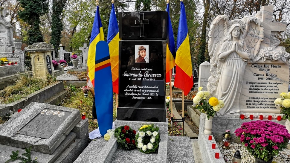 Monument închinat pilotului Smarandei Brăescu, prima femeie paraşutist din  România - GALERIE FOTO