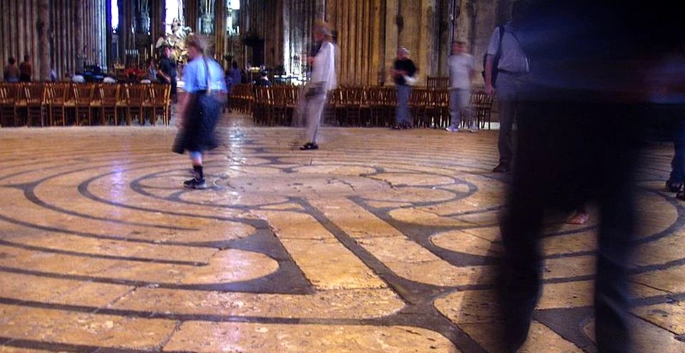 SECRETUL labirinturilor din catedralele medievale. Biserica îi ardea pe rug dacă îi prindea pe cei care le făceau