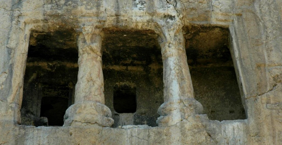Mormântul antic sculptat în stâncă ce a ajuns să fie dat uitării